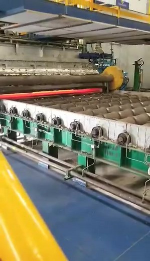 49K views · 691 reactions | Así se forjaba el acero… y con él, la historia de toda una ciudad. AHMSA marcó una época, y aunque hoy sus hornos estén en silencio, su legado sigue vivo en cada uno de nosotros Video compartido por un compañero del área de Normalizado, donde se puede apreciar la placa que sale del horno, este proceso consiste en el recalentamiento del material a una temp aproximada a los 800°. | AHMSA La Verdadera Historia | Facebook