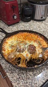 🍝🧀 Easy Cheesy Baked Spaghetti Skillet