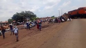Ndola residents loot mealie meal from a truck that overturned. ©️ Zambian Whistleblower | Kanele 97.7 FM
