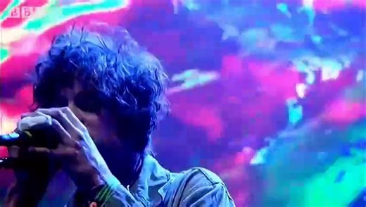 MGMT chante "Kids" à Glastonbury 2014