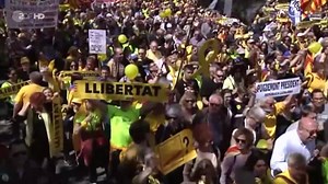 In Barcelona haben mehr als 300.000 Befürworter einer Unabhängigkeit Kataloniens für die Freilassung ihrer Anführer demonstriert | ZDF heute