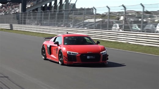 Audi R8 no limite em circuito famoso