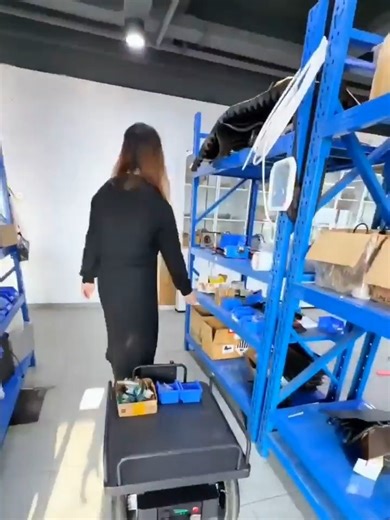 Autonomous everything. In China, a new generation of autonomous grocery carts follows customers through markets, avoids obstacles, and returns itself when done. No more abandoned carts in parking lots. No more employees pushing long chains back inside. It may look simple but behind it is real-time navigation, obstacle avoidance, and human-following logic running continuously. Would you deploy this in large retail chains today? 🎥 Video Credit : Peter Kappes ⚠️ This video is shared for educationa