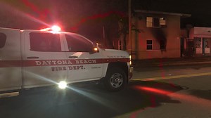 Firefighter injured while battling Daytona Beach apartment fire