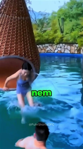 The swing at this hotel is located above the pool 😮