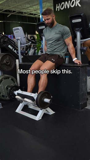 If your knees hurt when you squat or run, don’t skip this. Strong shins protect your knees. Outfit @TLFapparel code: TLF-GEDAS 15% off #kneepain #fitnesstips #tlfpartner #ad