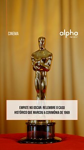 Você já tinha visto esse momento emblemático?🌟👑 A cerimônia do Oscar de 1969 entrou para a história ao registrar um raro empate na principal categoria da noite. Pela primeira — e até hoje única — vez, duas atrizes dividiram o prêmio de Melhor Atriz: Katharine Hepburn, por "O Leão no Inverno", e Barbra Streisand, por "Funny Girl – A Garota Genial". Ambas receberam exatamente o mesmo número de votos dos membros da Academia, o que resultou em um desfecho inédito. Streisand, que fazia sua estreia 