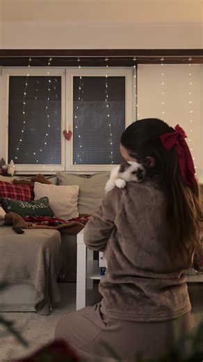 Vlog d’une journée cosy dans ma vie 🎄☁️🧦🎀 aujourd’hui 2 vlogmas pour le prix d’un 💫 🎀 ma première journée de vacances de Noël : je profite de ma famille, le moment d’apaiser son cœur et de profiter de ses proches. 🥯 un bon bagel, j’aime trop, ensuite un peu de shopping de noël 🎅🏻 🏠 on fini la journée en se mettant dans le mois de noël à la maison, en mode cocooning avec mes petits chats 🐱 #vlog #romantizeyourlife #christmasvibe #cosy #teacherlife