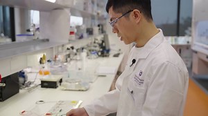 Zhuyuan Wang explains how the nano-generator consumes CO2.