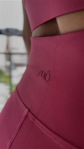 Vitória Ramos Zeuli on Instagram: "#unboxing do melhor pré-treino que existe: look novo! Rs @suo.oficial veio para revolucionar o universo fitness com roupas confortáveis, bonitas e tecnológicas. 💛"