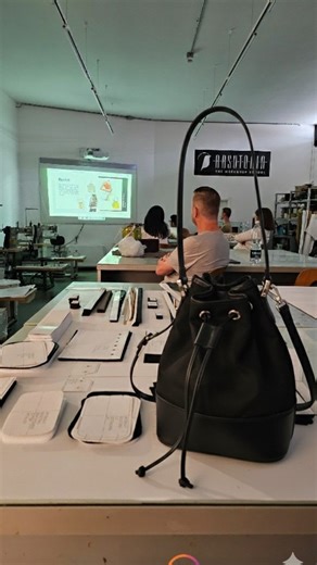 Learn how to build a bucket bag with real materials! 👜 Throughout the course, you will work step by step alongside our teachers. You will begin by understanding the patterns and the realeated leather pieces including reinforcements then dive deeper into the inside-out construction until stich the bag and finish with all the details. The entire process takes place in our Sample Room, with a fully hands-on and guided approach. By the end of these intensive weeks, you’ll be walking through Milan c