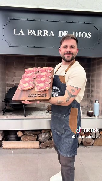 OSOBUCO AL DISCO 🥘 con fideos moñito para cerrar la temporada de invierno junto a mi frigorífico de confianza @frigentretodos 🥩 la mejor carne de argentina 🇦🇷 . Ingredientes: - 1 osobuco entero cortado en rodajas - sal fina - harina - aceite de oliva - 3 cebollas blancas - 3 morrones - 3 zanahorias - 3 puerros - 2 copas vino rosado (o el que tengan, vale espumante tambien) - 2L puré de tomate - 1L de caldo / agua hirviendo - oregano - pimenton ahumado - ajo en polvo - ají molido - 500gr fide