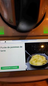 Purée de pomme de terre, Fouet ou pas fouet ? 🥔🤔 Depuis que j’ai posté ma purée il y a trois semaines, le débat est lancé : fouet ou pas fouet ? Ça divise autant que la fameuse chocolatine vs le pain au chocolat ! 😅 Moi, je dis fouet, et je vous le prouve avec ces deux recettes classiques réalisées avec le Thermomix : une purée parfaite 🥔 et des carottes Vichy fondantes 🥕. 🎯 Astuce clé : découpez vos pommes de terre en cubes de 3 cm et les carottes en rondelles d’un tout petit cm. 💡 Cette