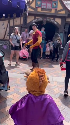 Reportage Disney on Instagram: "Reportage complet sur Disneyland Paris 👉 YouTube : lien en bio https://www.youtube.com/channel/UC0B3Xn02i43_jKm49bbdhtQ #disneylandparis #paris #vacances #disney #reportage #famille #pourtoi #mickey #princesse #doc #docu #documentaire #chateau #bordeaux #toulouse #lyon #lille #m6 #tf1 #30ans #25ans #30ansdisneylandparis"