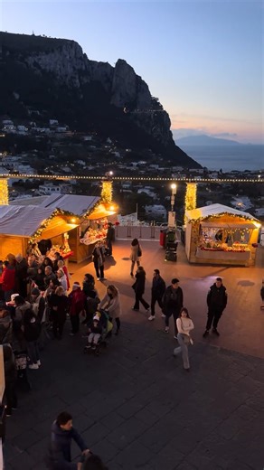 Capri Christmas Market, 2023 Edition! ✨ Have you ever seen a Christmas market with such a view? 🤩 Watch the video until the end to enjoy it in full ❤️ #christmas2023 #christmasinitaly #capri | Capri.com