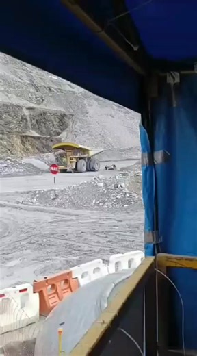 F4LLECE GERENTE DE OPERACIONES EN TRÁGICO ACCIDENTE DENTRO DE ANTAMINA La Compañía Minera Antamina confirmó esta tarde el fallecimiento de Edwin Colque Calisaya, quien se desempeñaba como Gerente de Operaciones, tras un trágico accidente ocurrido en el campamento Yanacancha, ubicado en la provincia de Huari, región Áncash. De acuerdo con el comunicado oficial, el accidente también dejó herido a Yorhinio León Robles, Superintendente de Perforación y Voladura, quien se encontraba junto al fall3c!d