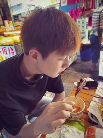 我的18岁 一个v4 一个v3 一个82级 一个49级 路到底要怎么走 钱到底要怎么挣 我想不通 为什么人总是得了千钱想万钱 没送回去的话我现在我也不会过的这么狼狈 我好累啊