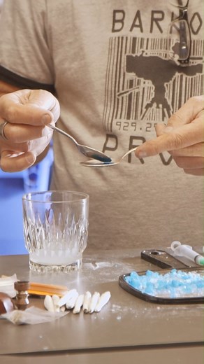 Comment la fausse héroïne est fabriquée pour les films | Insider Français