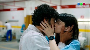 1.9M views · 67K reactions | Después de buscarla por todo el hospital, ¡Ali y Nazli se encontraron y se dieron un beso! ❤ ¡Qué viva el amor! 殺 Mirá ahora #DrMilagro por  telefe.com/vivo y Mi Telefe  | Telefe | Facebook
