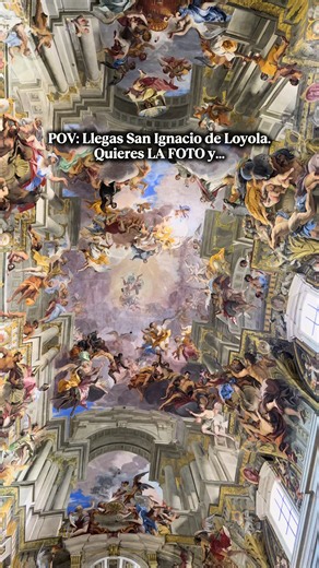 Harías 1h de cola? Familia viajera! En nuestro reciente viaje a Roma pasamos a visitar la espectacular Iglesia de San Ignacio de Loyola. La idea era hacer la famosa foto con el espejo que se ilumina. Al llegar me puse en cola (no parecía tanto) pero cuando nos dimos cuenta el tiempo que cada persona tardaba... calculamos iba a ser una hora de cola... Hay tanto que visitar y ver en Roma que nos pareció que no merecía la pena... casi preferíamos admirar la iglesia en libertad sin estar parado en u