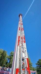 De officiële opening van de Mission Impossible Tower in Brugge. De eerste kermis in ons land die deze topattractie aandoet. Het filmpje toont het eerste ritje op de Meifoor met o.a. de Brugse schepen van foren Minou Esquenet. | Brugse Meifoor