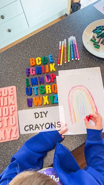 AD 🖍️ DIY CRAYONS 🖍️ Part 1 of 3 ways to get creative whilst on holiday!! STOP!! Don’t chuck broken crayons away, you can use them to make new crayons! ⁣⁣ Who says you can’t get creative whilst on holiday! I knew I had a bag of broken crayons but didn’t have time to make new ones before we left. So I packed my silicone mould and made these new crayons on holiday to keep them boys entertained whilst inside our lodge at @Sandybrook The lodges are like a home from home, fully equipped with an ove