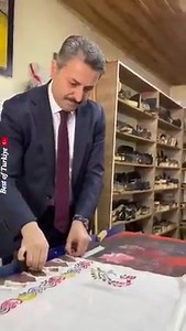 TOKAT STYLE WOOD BLOCK PRINTING This 700-year-old Ottoman printmaking tradition which is called Tokat style block printing, and also called calico printing, is a hand print art in which patterns are imprinted on textile fabrics, usually of cotton or calico material. It’s named for its birthplace, the Tokat province of mid northern Turkiye 🇹🇷. Calico printing is an ancient art that originated in India and Turkiye. The bright patterned fabrics were imported by European countries until the late 1