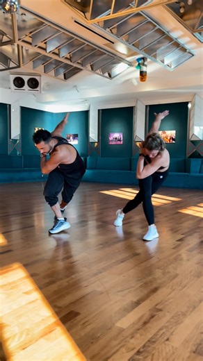 HIIT the Beat - Training App & Group Workout on Instagram: "Comment “APP” to unlock access to 100+ music-powered workouts in our app⚡️ ✅ All fitness levels ✅ Full-body results ✅ No equipment Discover the world‘s most energizing, fun & varied bodyweight workout – & get fitter & more flexible than ever before. Let’s go 🔥 #hiitthebeat #bodyweightworkout #fitnessmotivation #functionalfitness #hiitworkout"