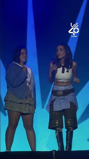 Maria Becerra brings a little girl up to sing 'Automático' with her at her concert 😱🎤 | Los40