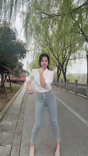 Discover the Springtime Golf Dance