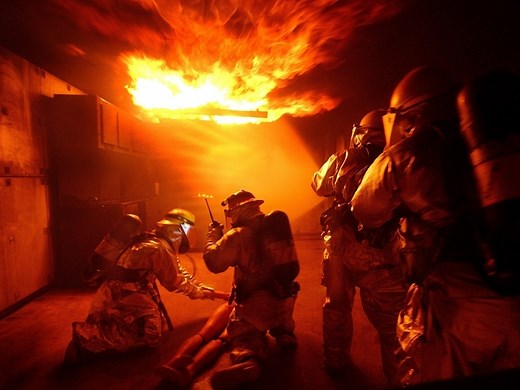 火災防御活動時のドアコントロールをマスターしよう！ | ワールド ファイアーファイターズ：世界の消防新事情 | リスク対策.com | 新建新聞社