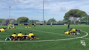 80K views · 1.4K reactions | 藍藍Here's a fun tag game setup that targets explosive power and core strength sent to us from Cádiz CF. When a player lays down, the player at the end of the line becomes the runner. For Training Sessions 퐃퐨퐰퐧퐥퐨퐝 퐇e퐫퐞: https://keepitonthedeck.com/downloads/keeepitonthedeckcoachingpack1 | Keepitonthedeck | Facebook