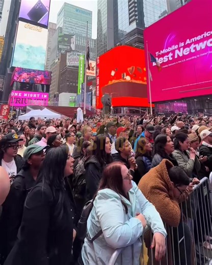 🚨Praise and worship breaks out in Times Square, New York🙌