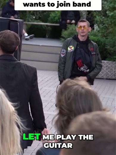 Street Guitarist Amazes Audience with Solo Bassline