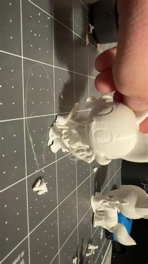 Lay some knowledge on me! I’ve tried adjusting the temp of the nozzle, but it only helped a little. Usually I print at 220 but I went down to 215. Maybe a nozzle issue? What do you think? #3dprinter #help #3dprinterhelp #art #artistsoftiktok