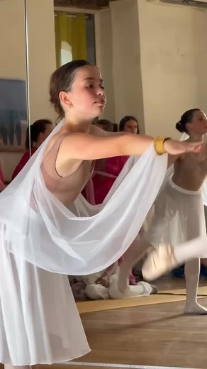 Cours de danse classique et ballet fitness à la @fabriqueartculture ✨ Lundi 17-18h Danse classique bambins maternelle 18-19h Danse classique kids kids 6-8 ans 19-20h30 Danse classique adultes tous niveaux Mardi 9-10h Barre au sol classique 10-11h Danse classique adultes deb/inter 11-12h30 Danse classique adultes inter/avancé Jeudi 17-18h15 Danse classique kids 9-11 ans 18h15-19h30 Danse classique Ados Avec @duvauchellececile et @tapia_vincent_ , professeurs de danse D.E., danseurs compagnies int