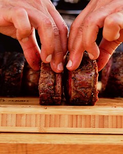 نحب قطعة لحم البقر الأسترالي هذه، وبالأخص بعد شويها على الشواية للحصول على المذاق المثالي! ➖ We love this Aussie spinalis cut, rolled and grilled on the BBQ for max flavour! | Australian Beef & Lamb