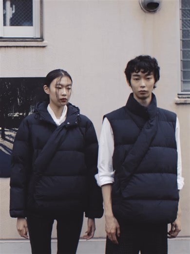 agnès b. x ABODE OF SNOW｜致敬喜馬拉雅的純粹之美 agnès b. 首次攜手 ABODE OF SNOW，將共同的環境守護理念貫徹於服裝製程。此聯名以傳統藏袍 Chuba 為靈感，外套融合經典羽絨衣輪廓，具備耐寒、輕量、防風與防水機能，並選用環境友善面料，於尼泊爾首都加德滿都工坊製作，承載喜馬拉雅對自然與人類的尊重。兩款聯名單品內裡皆印有 Agnès 女士拍攝的冬日雪景，將自然純粹之美轉化為流動的藝術細節。 ★ 立即探索 → https://www.agnesb.com.tw/brands/agnesbxABODEOFSNOW | agnès b.