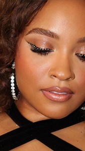 Felt really good to sing some standards again.. “Lush Life” was the first song that I heard that really made me want to start singing jazz in the first place. R&B literally run through my veins, but Jazz was ALL I sang before I had any original music to put out, and it’s such an integral part of my artistry. 💙 thank you so much to my INCREDIBLE band for the weekend @deshaunallen @drepinckney @dcobbs @listongiii @justus.west our synergy was/is unmatched. • Thank you @bluenotelosangeles for an un