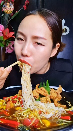 ข้าวปุ้นซาวส้มตำ #mukbang #food #eating #สาวปุ้นกินแซ่บ