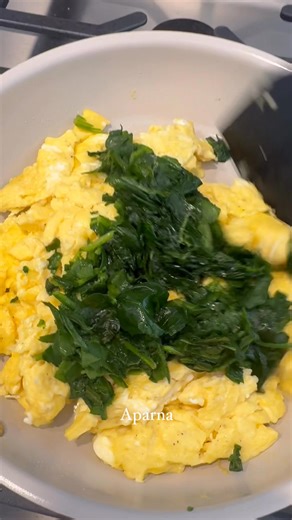 Spinach tends to spoil pretty quickly if left unattended in the fridge. Here’s a nice hack to save that spinach. Roll it up in a freezer safe bag and toss it in the freezer. Use bits of it whenever you need to! 👍 #kitchenhacks #spinach #food #cookinghacks #vegetables #tips | Api's Fun Zone