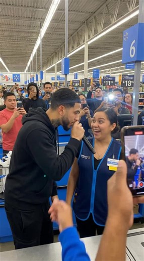 Se acercó, empezó a cantar… y se nota el segundo exacto en que le llega al corazón. Sin actuación. Sin preparación. Una reacción real en medio de Walmart mientras todos grababan. Por eso la música se siente diferente. ❤️