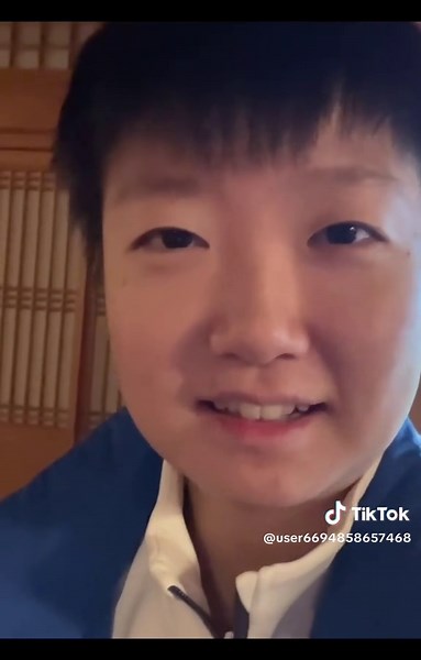 シャシャの英語はほんとに可愛いんです💓💞いつも𝐈'𝐦スンイーシャって言って終わろうとするの可愛い…ホント2人は仲良しですね😆#莎莎 #孫穎莎 #王楚欽 #大头 #ツンデレ