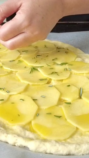 Tutti a tavola on Instagram: "FOCACCIA IN 5 MINUTI alle PATATE👇👇👇Croccante ed economica 🥔 di SEMOLA 100% 👉 https://youtu.be/tPeFeNuJN3s ‼️Il VIDEO lo trovi NELLE STORIES DI OGGI o CLICCA SUL LINK BLU NELLA PAGINA INIZIALE @tuttiatavola2016 Di rado mi capita di volere qualcosa di sfizioso all’improvviso ma non ho nulla di pronto, allora opto per questa focaccia che all’occorrenza alterno con farciture diverse. Si realizza veramente in 5 minuti (più la cottura) basta mescolare i pochissimi in