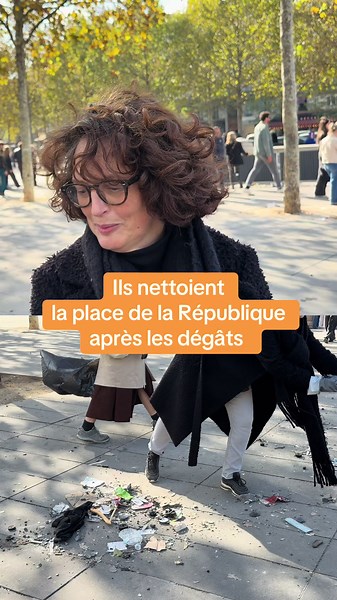 Au lendemain des dégâts sur la place de la République lors de la manifestation du 17 octobre, des passants sont venus nettoyer le lieu #17octobre #paris