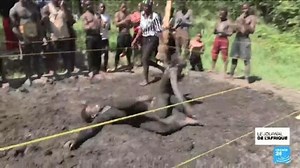 Ouganda : le catch de boue, un sport dérivé du catch américain