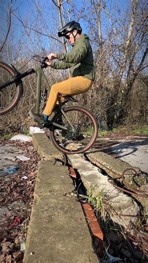 How to rear wheel hop 🫵🏼 #shorts #shortvideo #mtb #howto #bikelife #training #tricks