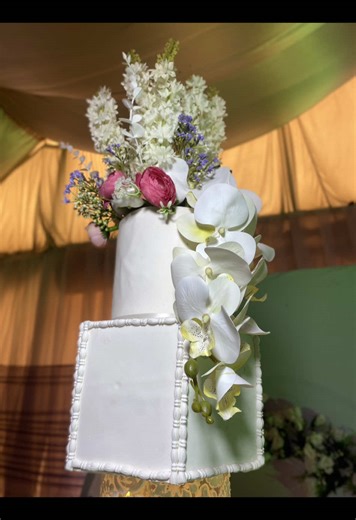 This wedding cake was made for my baby girl @Besttablecakes and treats🍪🍭 and I love the fact that she trusted me with everything 🙌 Thank you Booda Jamiu of @MJ BAKES ‘N’ TREATS Aunty Ola of @SweetDee cakes sister Dammy mi of @Damdex cake I appreciate you All🤲 Almighty Allah will continue to bless you #cake #cakedecorating #cakesinogbomoso #weddingcake