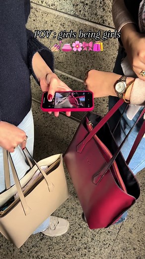 Just to girls wearing isise bags 👛🛍️💅🏼 #EverythingInOneBag #fashiontiktok #largebag #unibag #workbag