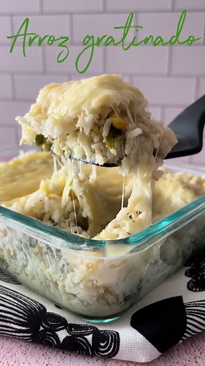 Arroz gratinado con rajas y crema fácil de preparar